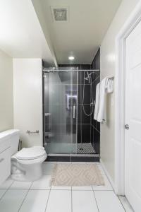 een badkamer met een douche en een toilet bij Luxury & Nice Private Room in DC in Washington