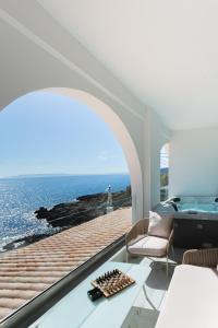 - un salon avec vue sur l'océan dans l'établissement Marina Apartments, à Kardamyli