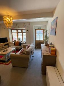 un soggiorno con 2 divani e un tavolo di Wuthering Cottage - Central, Stylish, Cosy, Comfy a Haworth