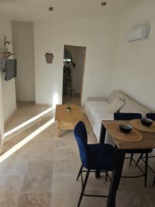 ein Wohnzimmer mit einem Tisch und einem Sofa in der Unterkunft La villa des ocres in Gargas