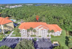 - une vue de tête sur un bâtiment avec un parking dans l'établissement Coral Falls of Lely w Tiki Huts & Heated Pool, à Lely Resort