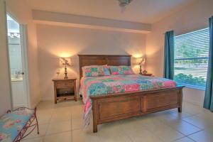 une chambre avec un grand lit et une fenêtre dans l'établissement Coral Falls of Lely w Tiki Huts & Heated Pool, à Lely Resort 24 autres photos