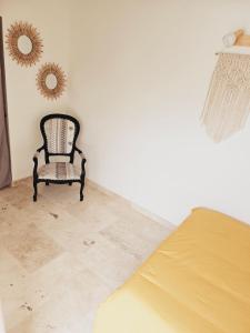 Zimmer mit einem Stuhl und zwei Spiegeln an der Wand in der Unterkunft La villa des ocres in Gargas