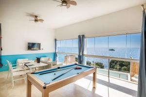 stół bilardowy w salonie z widokiem na ocean w obiekcie Villa Celeste w Cagliari