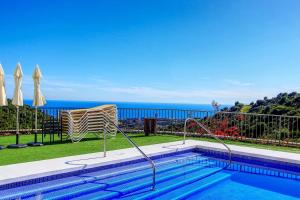 een zwembad met een stoel en de oceaan bij 1090 amazing panorama sea view penthouse large terrace heated pool gym in Marbella