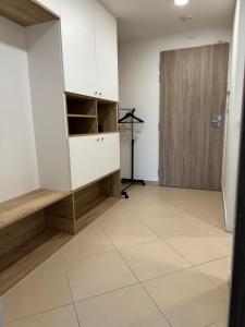 Pokój z białymi szafkami i drewnianymi drzwiami w obiekcie O2 Arena Holliday suites w Pradze