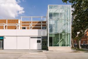 un bâtiment de bureau avec une façade en verre dans l'établissement Sonder Testaccio, à Rome