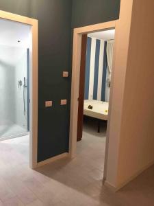- un couloir avec une salle de bains pourvue d'une douche et d'un miroir dans l'établissement Casa Lavagna giardinetto, à Lavagna