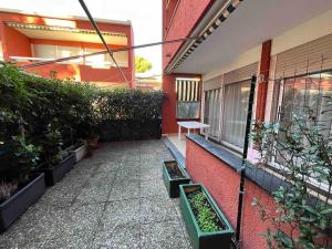 a courtyard of a building with a bench and plants at Casa Lavagna giardinetto in Lavagna