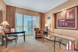een woonkamer met een bank en een tafel bij MGM Signature-38-617 Top floor F1 View Balcony in Las Vegas