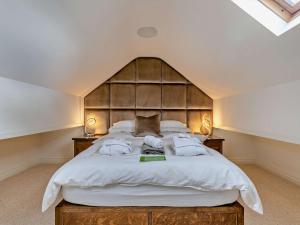 a bedroom with a large bed with a wooden headboard at 1 Bed in Alderwasley 94394 in Alderwasley