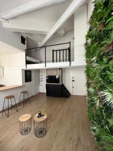 uma sala vazia com duas mesas e uma planta em Duplex avec Clim centre de nimes em Nîmes