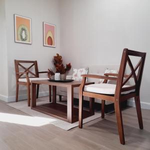 uma mesa de jantar e duas cadeiras e uma mesa em Villa By The Bay em Nassau