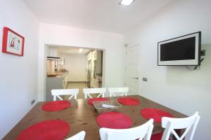 uma sala de jantar com uma mesa e cadeiras e uma televisão em 1102 Villa with pool ,lounge, BBQ ,direkt in Marbella em Marbella