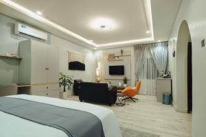 TV a/nebo společenská místnost v ubytování Kashco Apartments Wuse 2 Abuja
