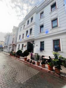 um edifício branco com vasos de plantas à sua frente em Maritime Hotel Istanbul em Istambul