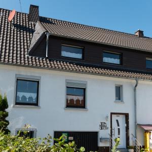 uma casa branca com um telhado castanho em Ferienwohnung Lisa em Freisen