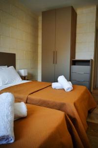 Ġarra Farmhouse with Heated Pool 객실 침대