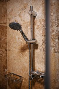 Ġarra Farmhouse with Heated Pool 욕실