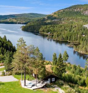 vistas a un lago con una casa y un muelle en Libeli- panoramaview towards Gaustadtoppen- Jacuzzi en Lona