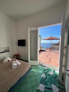 Schlafzimmer mit einem Bett und Meerblick in der Unterkunft Casa Positano in Positano