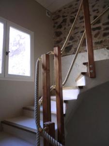 un conjunto de escaleras en una habitación con ventana en Coeur du Suquet, en Cannes