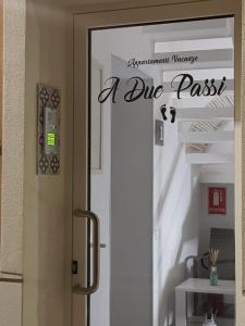 トラーパニにあるA Due Passiの部屋のドアの青い合格標識