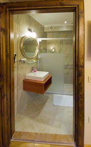 Oba Hotel في إسطنبول: حمام مع حوض ومرآة