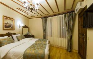 sypialnia z dużym łóżkiem i żyrandolem w obiekcie Oba Hotel w Stambule