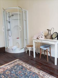 baño con ducha, escritorio y mesa en Chateau de Bellefontaine, 