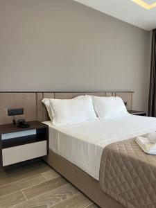En eller flere senge i et værelse på Joelle Premium Hotel