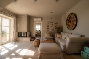 een woonkamer met een bank en een klok aan de muur bij Villa Moonlight in Poreč +21 foto's