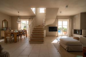 een woonkamer met een trap en een eetkamer bij Villa Moonlight in Poreč