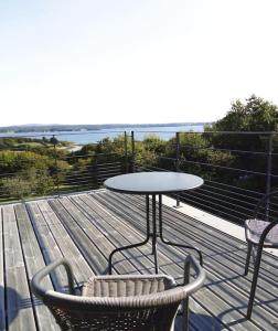 einen Tisch und Stühle auf einer Terrasse mit einem Tisch in der Unterkunft La maison bleue, entre terre et mer in Plougastel-Daoulas