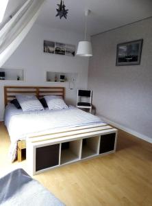 Un pat sau paturi într-o cameră la La maison bleue, entre terre et mer