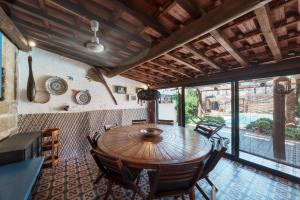 uma sala de jantar com uma mesa de madeira e cadeiras em Feel Discovery Douro Janja em Armamar