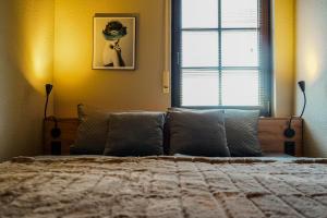 מיטה או מיטות בחדר ב-2-Raum App mit Terrasse Jena Zöllnitz