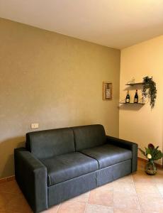 un sofá de cuero negro en la sala de estar en Il Bollore House en Bagni San Filippo