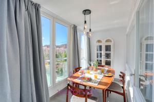 uma sala de jantar com uma mesa e uma grande janela em weforyou Fuengirola Center Sunny & Beach em Fuengirola
