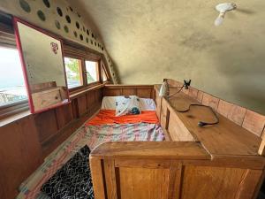 - Vistas al interior de una habitación con cama en Earthship 3 levels FAMILY cabin with lake view en San Marcos La Laguna