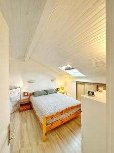 um quarto com uma cama num quarto em Magnifique appart à 5 min des plages et commerces em Moliets-et-Maa