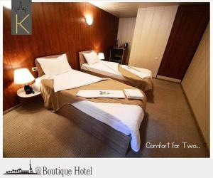 una habitación de hotel con 3 camas en una habitación en VIP apart 798, en Tiflis