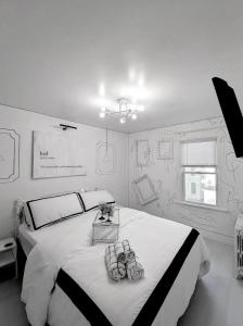 een slaapkamer met een groot bed met tekeningen aan de muren bij The 2D Spot! in Buffalo