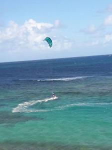 una persona sta facendo kite surf nell'oceano di Shacks beachfront 2bdrm w/deck a Isabela