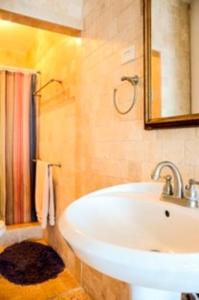 bagno con lavandino bianco e specchio di Shacks beachfront 2bdrm w/deck a Isabela