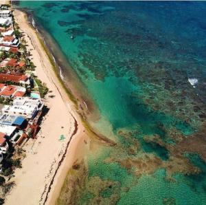una vista aerea su una spiaggia e sull'oceano di Shacks beachfront 2bdrm w/deck a Isabela