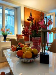 uma taça de fruta numa mesa numa cozinha em Cosy Appart em Marselha