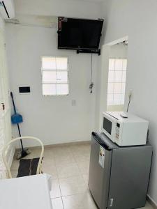 una camera con forno a microonde e frigorifero di Dpto. céntrico San Lucas a Río Cuarto