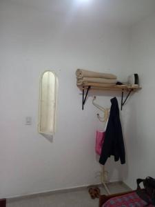 uno specchio a parete in una stanza con mensola di Dpto. céntrico San Lucas a Río Cuarto