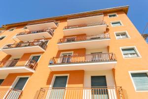ein orangefarbenes Gebäude mit Balkonen in der Unterkunft 147- Ca' da Lice nel centro di Sestri Levante, 5 minuti Baia del Silenzio, Mare e Spiaggia in Sestri Levante